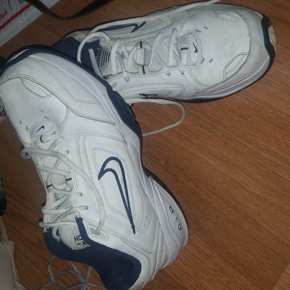 EUC NIKE air Monarch mens size 10.5 - Picture 1 of 6